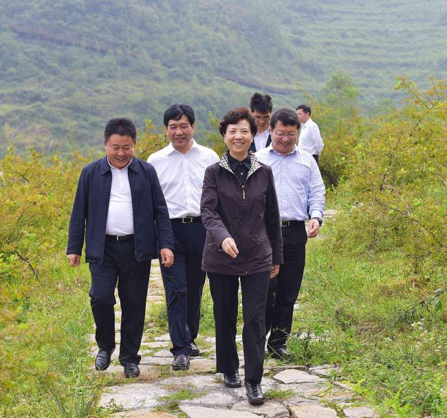 李强获12次掌声 王沪宁很活跃 传纸条给她 李强获12次掌声 王沪宁很活跃 传纸条给她