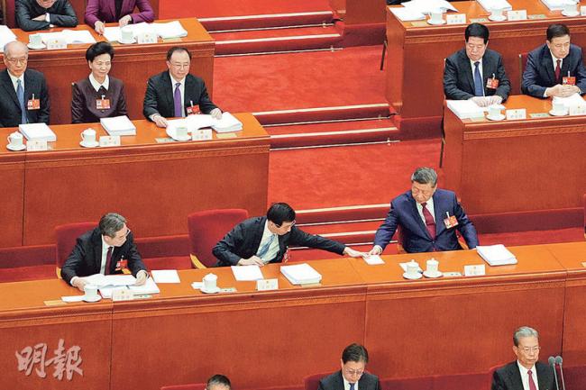 李强获12次掌声 王沪宁很活跃 传纸条给她 李强获12次掌声 王沪宁很活跃 传纸条给她