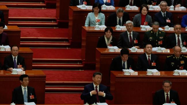 两会上习近平罕见“传纸条” 王沪宁向习鞠躬 两会上习近平罕见“传纸条” 王沪宁向习鞠躬