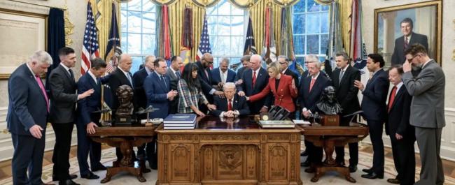 视频:一群牧师环绕川普 为他和美军祈祷 视频:一群牧师环绕川普 为他和美军祈祷