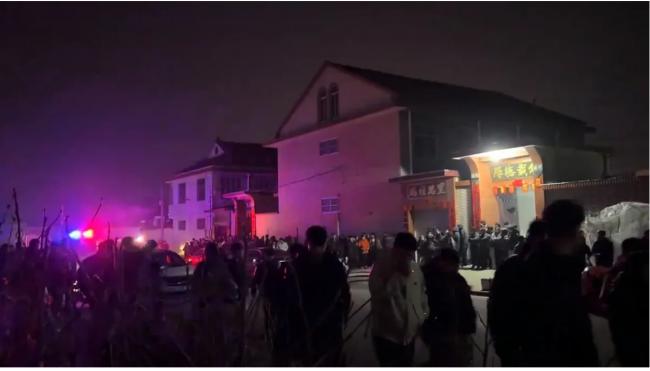 中国网红夫妇离婚引爆粉丝对阵 特警都出动 中国网红夫妇离婚引爆粉丝对阵 特警都出动