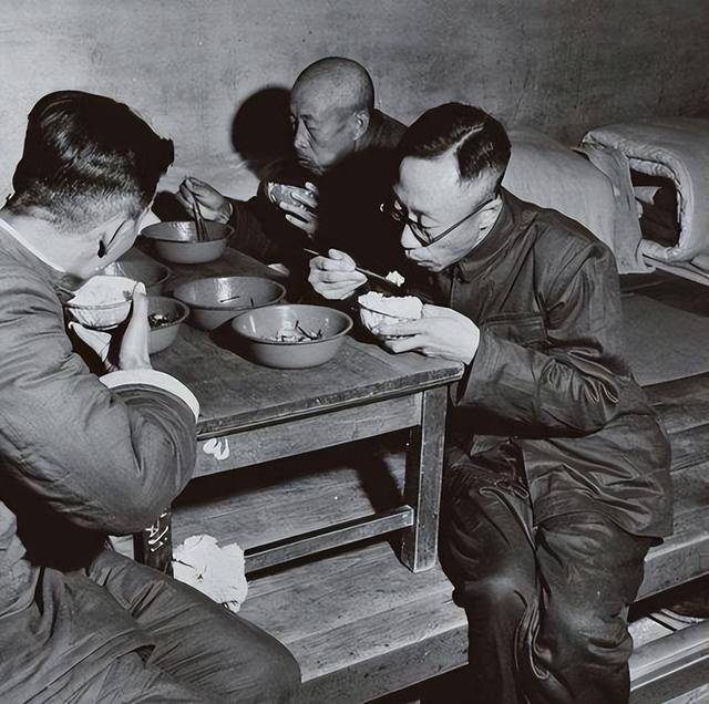 溥仪被押到苏联后体检 “龙体”有严重先天缺陷 溥仪被押到苏联后体检 “龙体”有严重先天缺陷