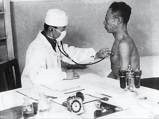 溥仪被押到苏联后体检 “龙体”有严重先天缺陷 溥仪被押到苏联后体检 “龙体”有严重先天缺陷