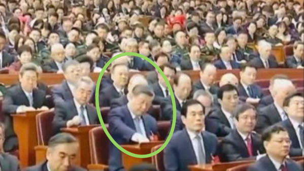 习近平突然坐到台下 全网开始猜一件事 习近平突然坐到台下 全网开始猜一件事