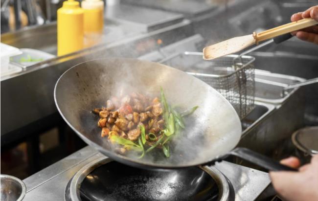 机器人大厨空降 中国餐饮后厨掀无声的革命 机器人大厨空降 中国餐饮后厨掀无声的革命