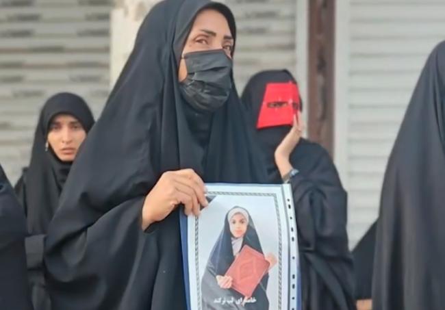 伊朗悲歌:父母在孩子坟前跳舞 不向统治者低头 伊朗悲歌:父母在孩子坟前跳舞 不向统治者低头