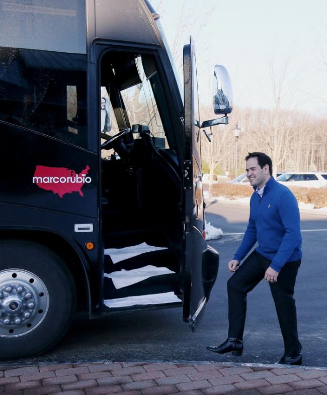 MAGA象征:川普迷上它,执意让身边人人手一双 MAGA象征:川普迷上它,执意让身边人人手一双