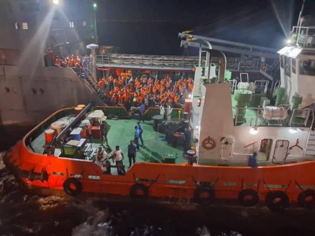 美军鱼雷袭来之前,伊朗船员最后的宁静时光 美军鱼雷袭来之前,伊朗船员最后的宁静时光