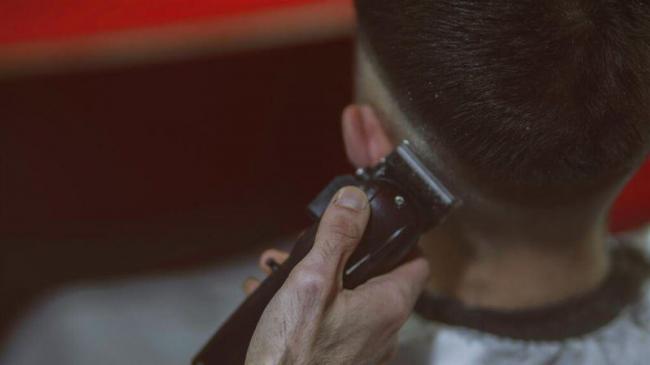 正月剪发克死舅?男遭舅妈怒告索赔天价 正月剪发克死舅?男遭舅妈怒告索赔天价