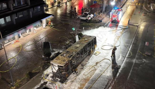 公共汽车上引火自焚 猛烈大火吞噬6命 现场惨烈 公共汽车上引火自焚 猛烈大火吞噬6命 现场惨烈