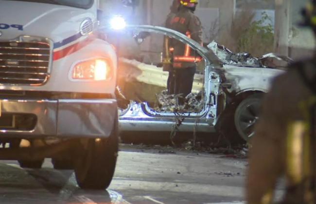 消防员和路人施救无功 加国4人被困特斯拉烧死 消防员和路人施救无功 加国4人被困特斯拉烧死