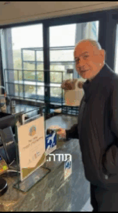 内塔尼亚胡突然现身咖啡厅 击碎“死亡”传言 内塔尼亚胡突然现身咖啡厅 击碎“死亡”传言