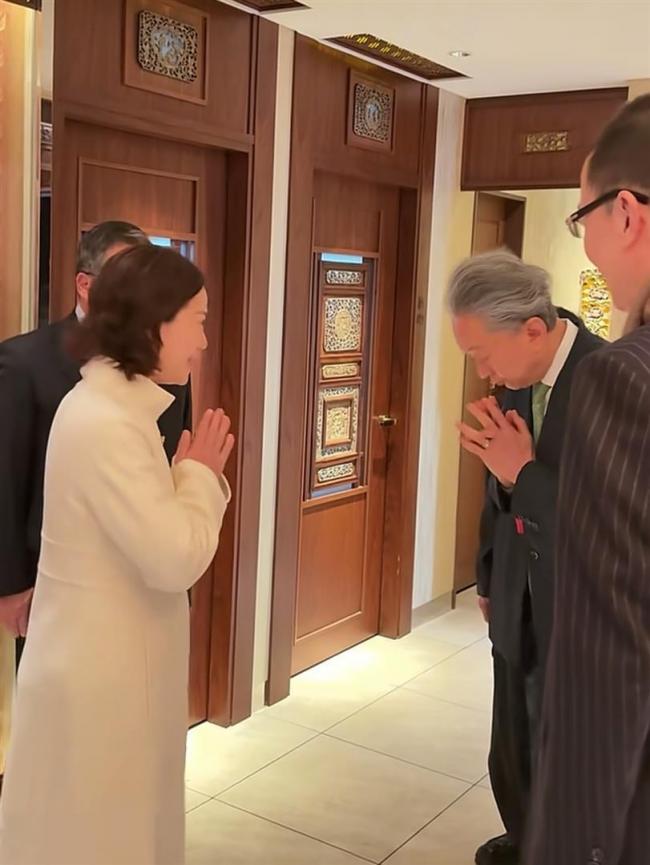 49岁翁帆高调拜会鸠山由纪夫,传闻不攻自破 49岁翁帆高调拜会鸠山由纪夫,传闻不攻自破