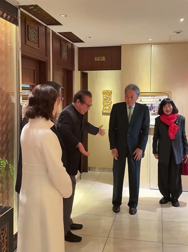 49岁翁帆高调拜会鸠山由纪夫,传闻不攻自破 49岁翁帆高调拜会鸠山由纪夫,传闻不攻自破