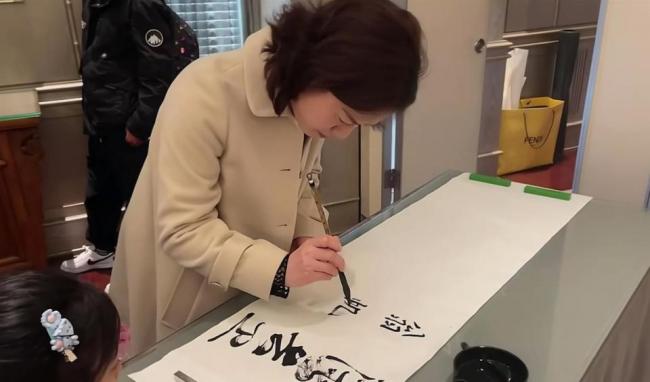 49岁翁帆高调拜会鸠山由纪夫,传闻不攻自破 49岁翁帆高调拜会鸠山由纪夫,传闻不攻自破