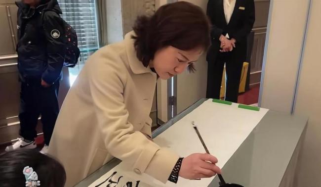 49岁翁帆高调拜会鸠山由纪夫,传闻不攻自破 49岁翁帆高调拜会鸠山由纪夫,传闻不攻自破