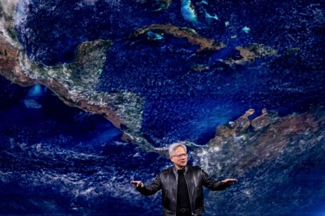 黄仁勋宣告新纪元来临!AI芯片销售将破万亿美元 黄仁勋宣告新纪元来临!AI芯片销售将破万亿美元