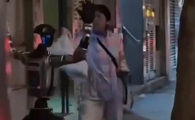 吓坏散步大妈 AI机器人被警察“逮捕” 吓坏散步大妈 AI机器人被警察“逮捕”