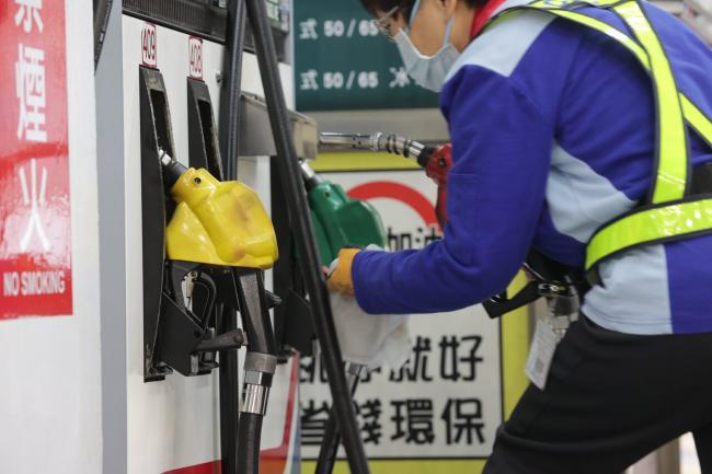 中国油价再飙涨 私家车加满一箱多80元 中国油价再飙涨 私家车加满一箱多80元