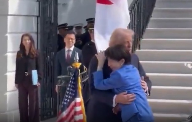 川普亲自出门迎接 她下车后扑进川普怀中 川普亲自出门迎接 她下车后扑进川普怀中