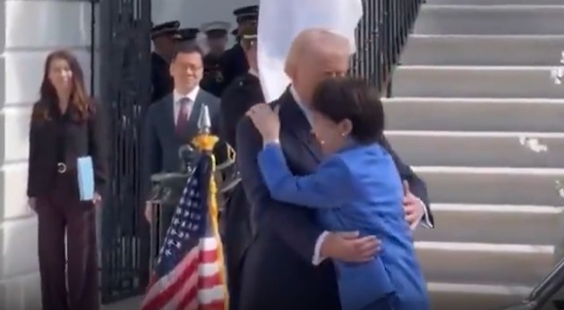 川普亲自出门迎接 她下车后扑进川普怀中 川普亲自出门迎接 她下车后扑进川普怀中