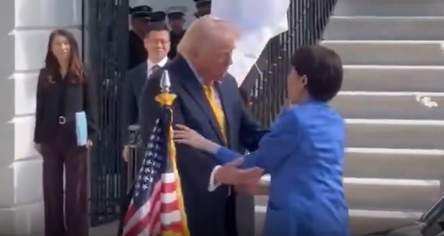 川普亲自出门迎接 她下车后扑进川普怀中 川普亲自出门迎接 她下车后扑进川普怀中