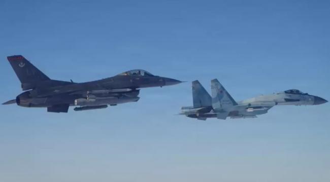 战斗机紧急出动 护航客机 机场跑道关闭 战斗机紧急出动 护航客机 机场跑道关闭