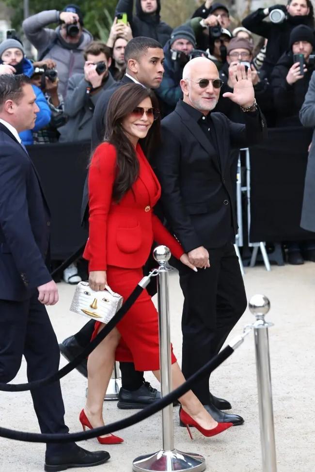 贝索斯与56岁新妻闹离婚?肢体语言引热议 贝索斯与56岁新妻闹离婚?肢体语言引热议