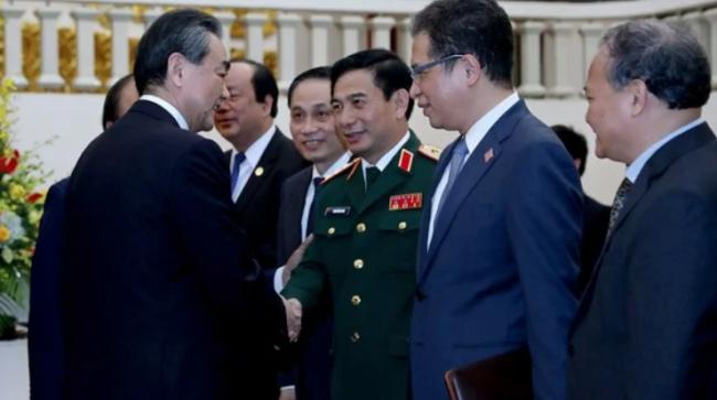 王毅访越被逼直面尖锐问题 董军身后军官引关注 王毅访越被逼直面尖锐问题 董军身后军官引关注