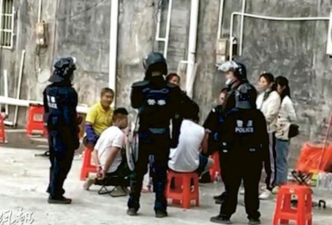 大规模警民冲突 满头白发婆婆向防暴警扔鸡蛋 大规模警民冲突 满头白发婆婆向防暴警扔鸡蛋