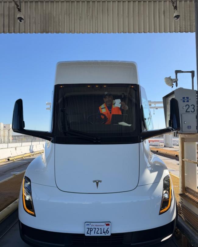 特斯拉量产版Semi卡车将交付 试驾司机赞不绝口 特斯拉量产版Semi卡车将交付 试驾司机赞不绝口