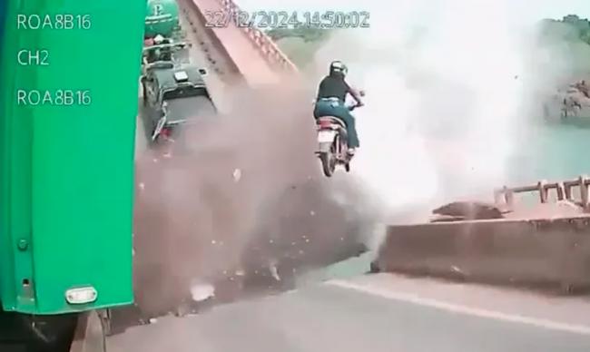 大桥坍塌惊悚瞬间曝光:汽车坠河 车手弹飞… 大桥坍塌惊悚瞬间曝光:汽车坠河 车手弹飞…