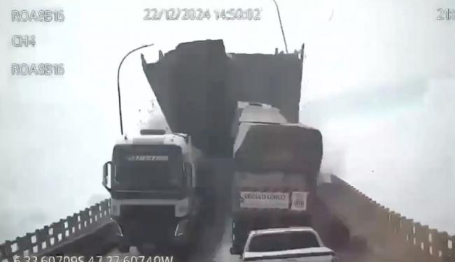 大桥坍塌惊悚瞬间曝光:汽车坠河 车手弹飞… 大桥坍塌惊悚瞬间曝光:汽车坠河 车手弹飞…