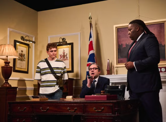 川普转发短剧视频 嘲讽英国首相 川普转发短剧视频 嘲讽英国首相