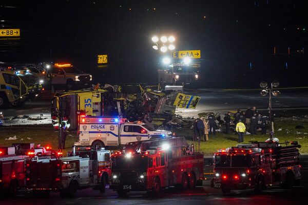 正副机师丧命!加航司飞机纽约机场撞上消防车 正副机师丧命!加航司飞机纽约机场撞上消防车
