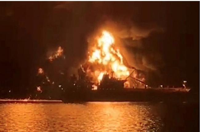 伊朗击中美国油轮 IRGC扬长而去欢呼身影曝光 伊朗击中美国油轮 IRGC扬长而去欢呼身影曝光