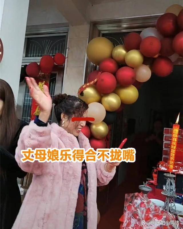 订婚现场新郎新娘不般配,3大箱现金太壕气 订婚现场新郎新娘不般配,3大箱现金太壕气