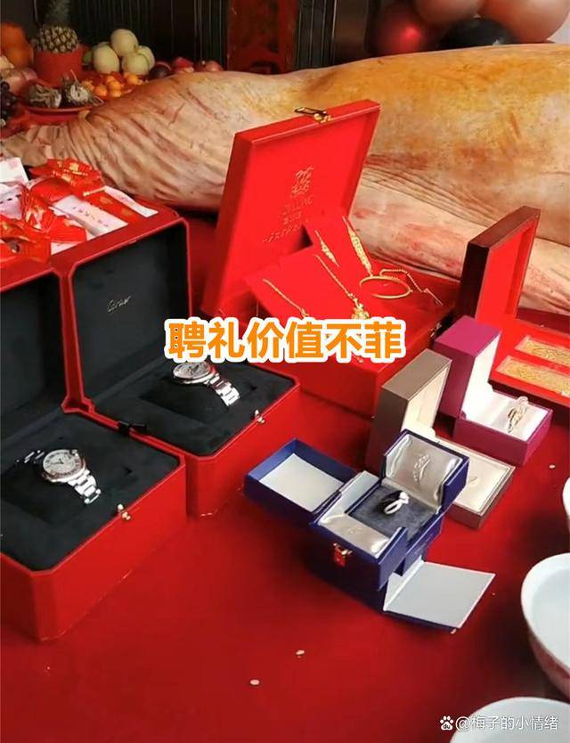 订婚现场新郎新娘不般配,3大箱现金太壕气 订婚现场新郎新娘不般配,3大箱现金太壕气