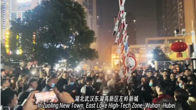 武汉抗争声势浩大 一夜连拆6小区收费杆 武汉抗争声势浩大 一夜连拆6小区收费杆