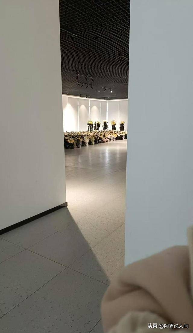 张雪峰公司楼下摆满悼念鲜花 员工曝去世细节 张雪峰公司楼下摆满悼念鲜花 员工曝去世细节