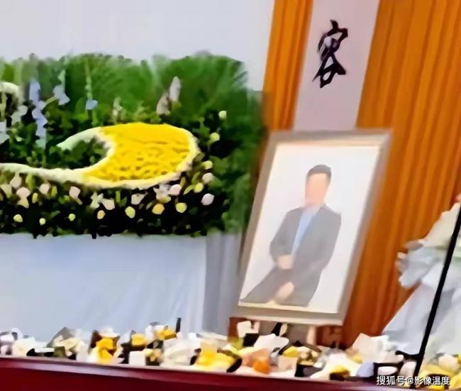 张雪峰灵堂现场曝光 很多人来悼念 张雪峰灵堂现场曝光 很多人来悼念