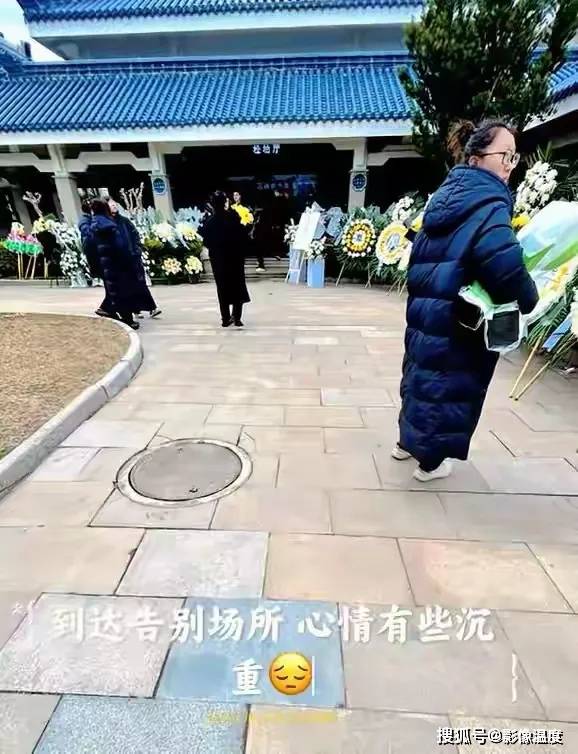 张雪峰灵堂现场曝光 很多人来悼念 张雪峰灵堂现场曝光 很多人来悼念