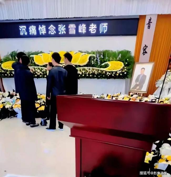 张雪峰灵堂现场曝光 很多人来悼念 张雪峰灵堂现场曝光 很多人来悼念