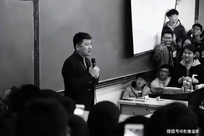 张雪峰灵堂现场曝光 很多人来悼念 张雪峰灵堂现场曝光 很多人来悼念