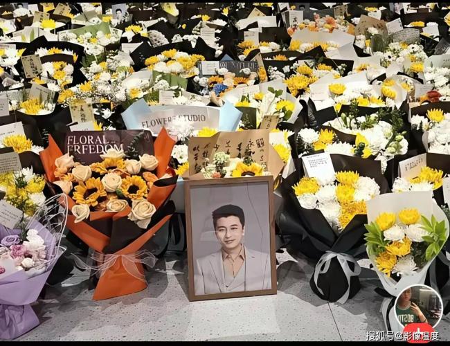 张雪峰灵堂现场曝光 很多人来悼念 张雪峰灵堂现场曝光 很多人来悼念