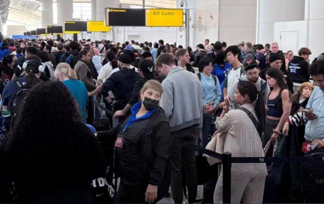 安检排长龙频传误机 这些航空公司“免费改签” 安检排长龙频传误机 这些航空公司“免费改签”