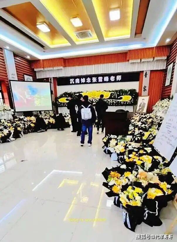 十里长街送雪峰!张雪峰追悼会现场令人震惊 十里长街送雪峰!张雪峰追悼会现场令人震惊