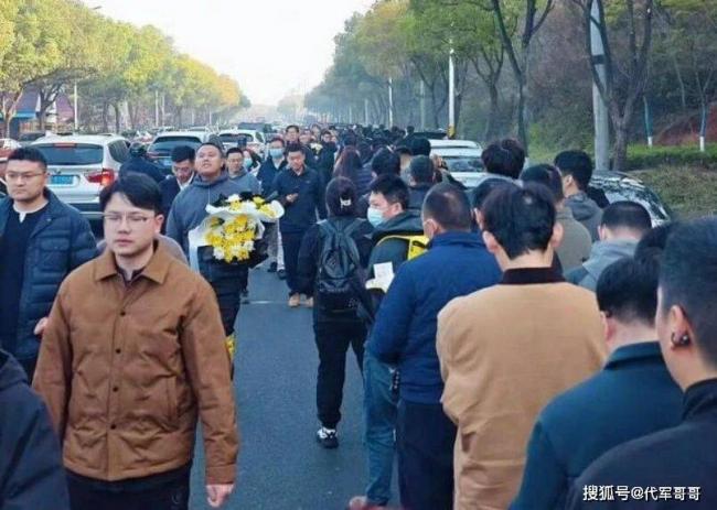 十里长街送雪峰!张雪峰追悼会现场令人震惊 十里长街送雪峰!张雪峰追悼会现场令人震惊