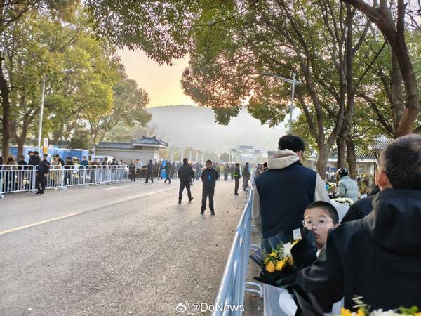 十里长街送雪峰!张雪峰追悼会现场令人震惊 十里长街送雪峰!张雪峰追悼会现场令人震惊