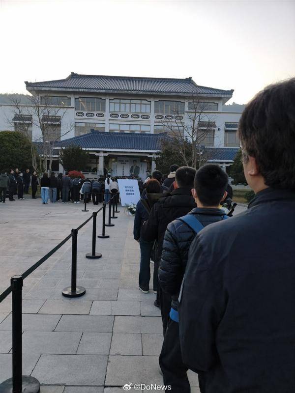 十里长街送雪峰!张雪峰追悼会现场令人震惊 十里长街送雪峰!张雪峰追悼会现场令人震惊